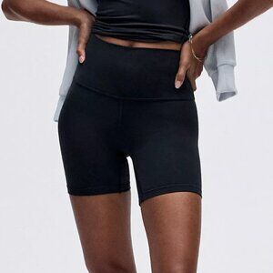Lululemon Wunder Train High Rise Short 6" in Black sz 4